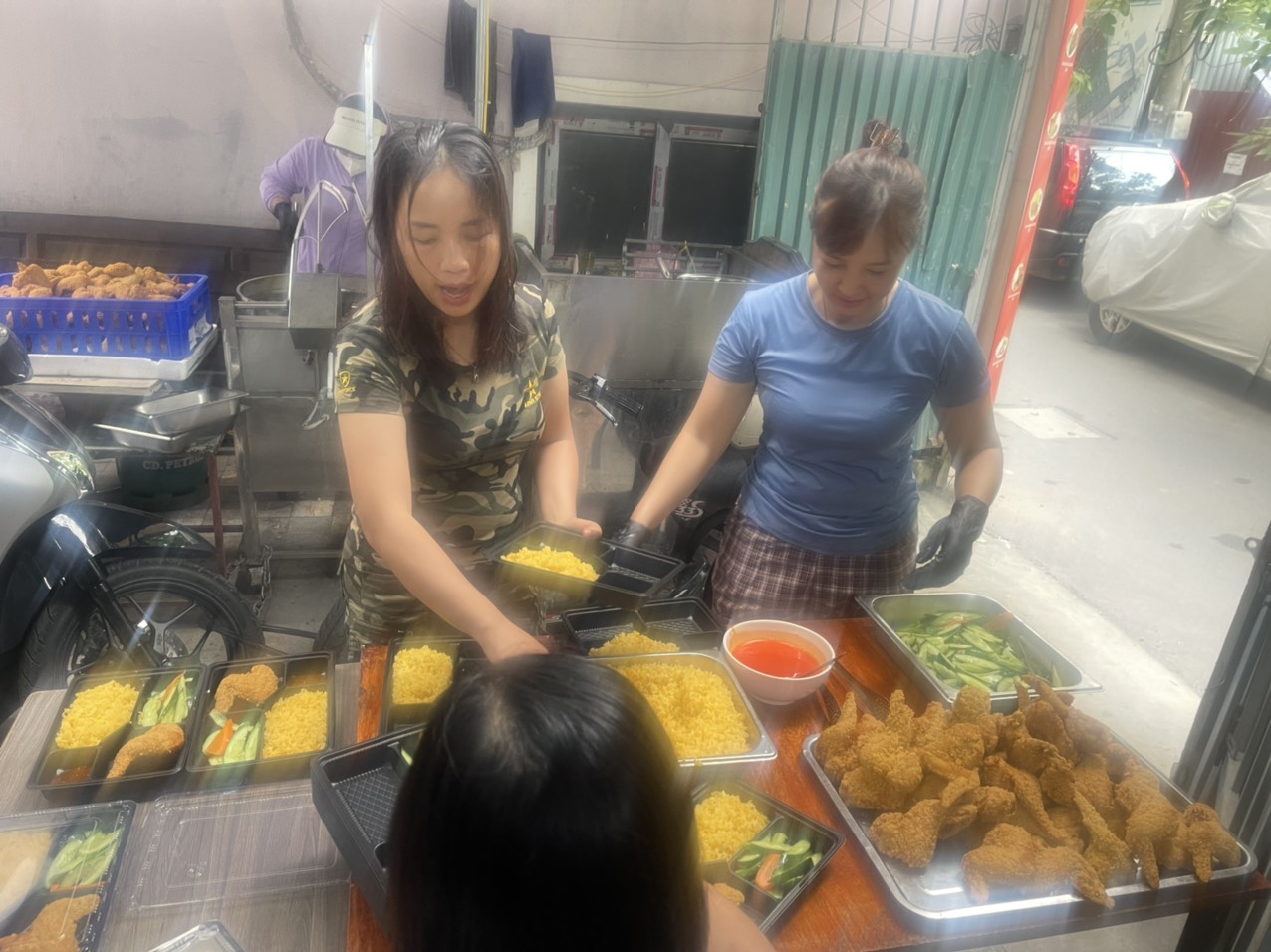 Các anh chị em đang tất bật chuẩn bị từng phần cơm