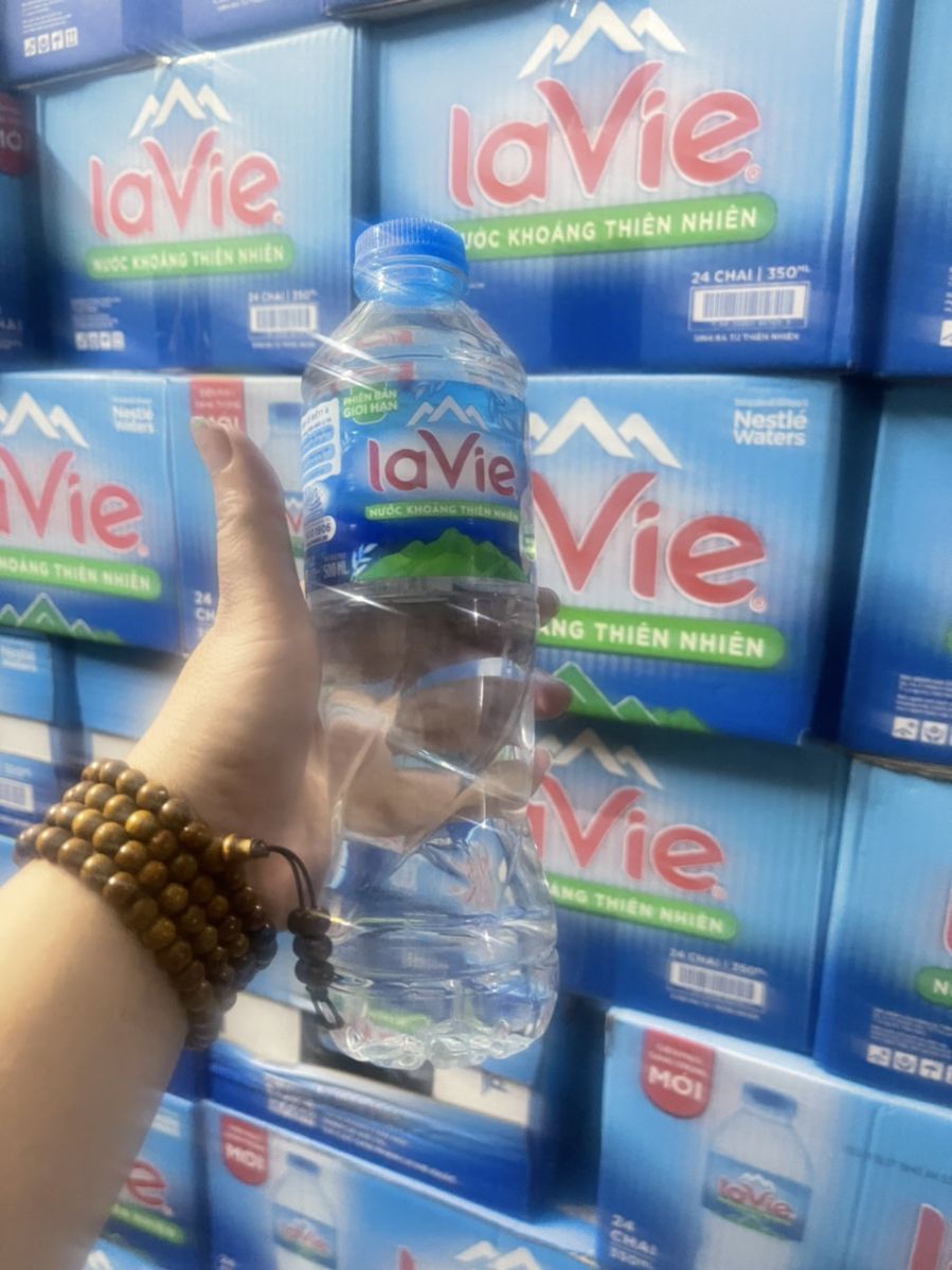 Nước đóng chai đầy đủ